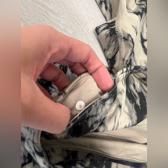 Lululemon Black/Grey/Tan Shibori Tie Diamond Dye Crop Wunder Under Marble Size 6 - Picture 3 of 5